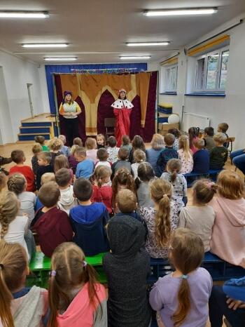 dzieci oglądają tearzyk, aktorzy na scenie (11)