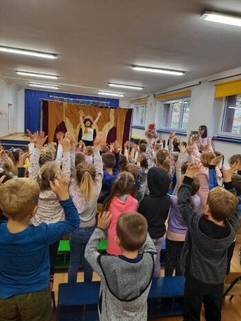 dzieci oglądają tearzyk, aktorzy na scenie (13)