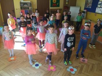 dzieci w stroju motyla 2.JPG