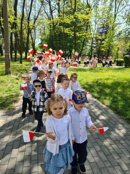 TAK NASZE KOCHANE PRZEDSZKOLAKI PRZYGOTOWAŁY SIĘ DO OBCHODÓW ŚWIĄT PAŃSTWOWYCH 1...