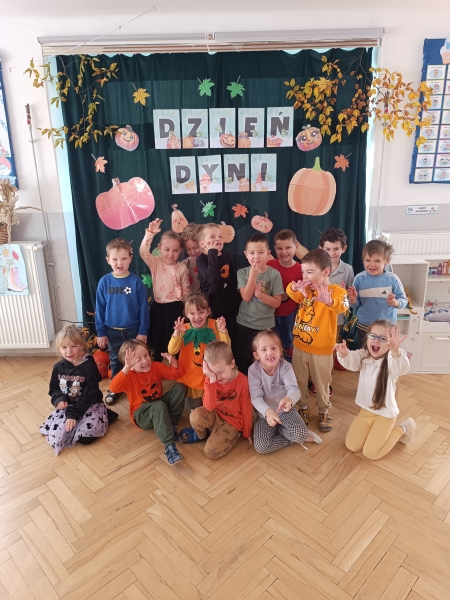Dzień Dyni - realizacja zadania z projektu Kreatywne Dni Nietypowe w grupie IV