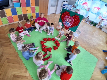 ,,Serca dobrych gestów’’  program edukacyjny w grupie maluszków !